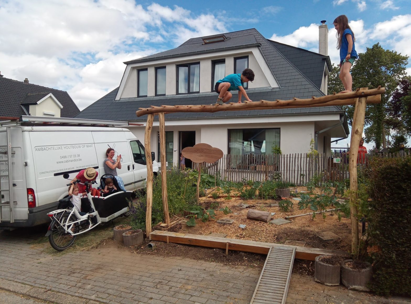 Pergola uit natuurlijke robiniapalen - CABIN & CO